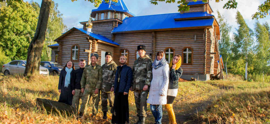Казаки "Союза донских казаков" помогают строить храм в селе.