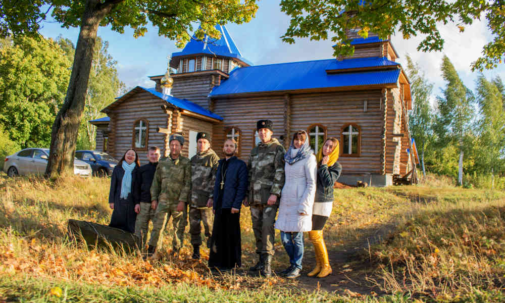 Казаки "Союза донских казаков" помогают строить храм в селе.