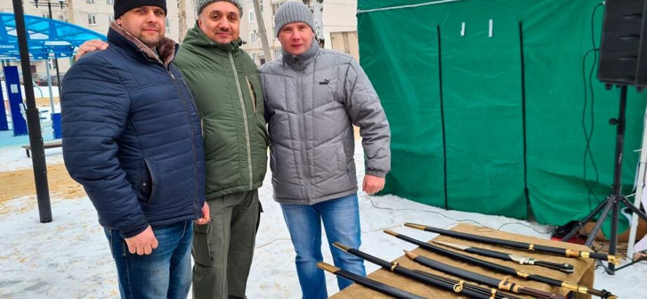 "Союз донских казаков" провёл мини выставку клинкового оружия казаков.