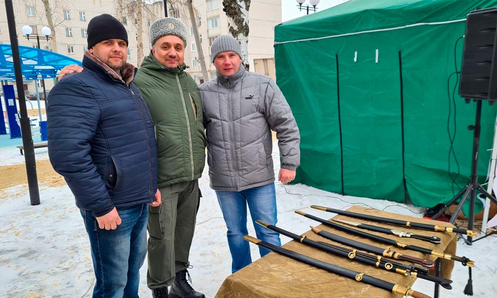 "Союз донских казаков" провёл мини выставку клинкового оружия казаков.