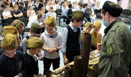 Казаки выступили перед школьниками в Зеленограде.